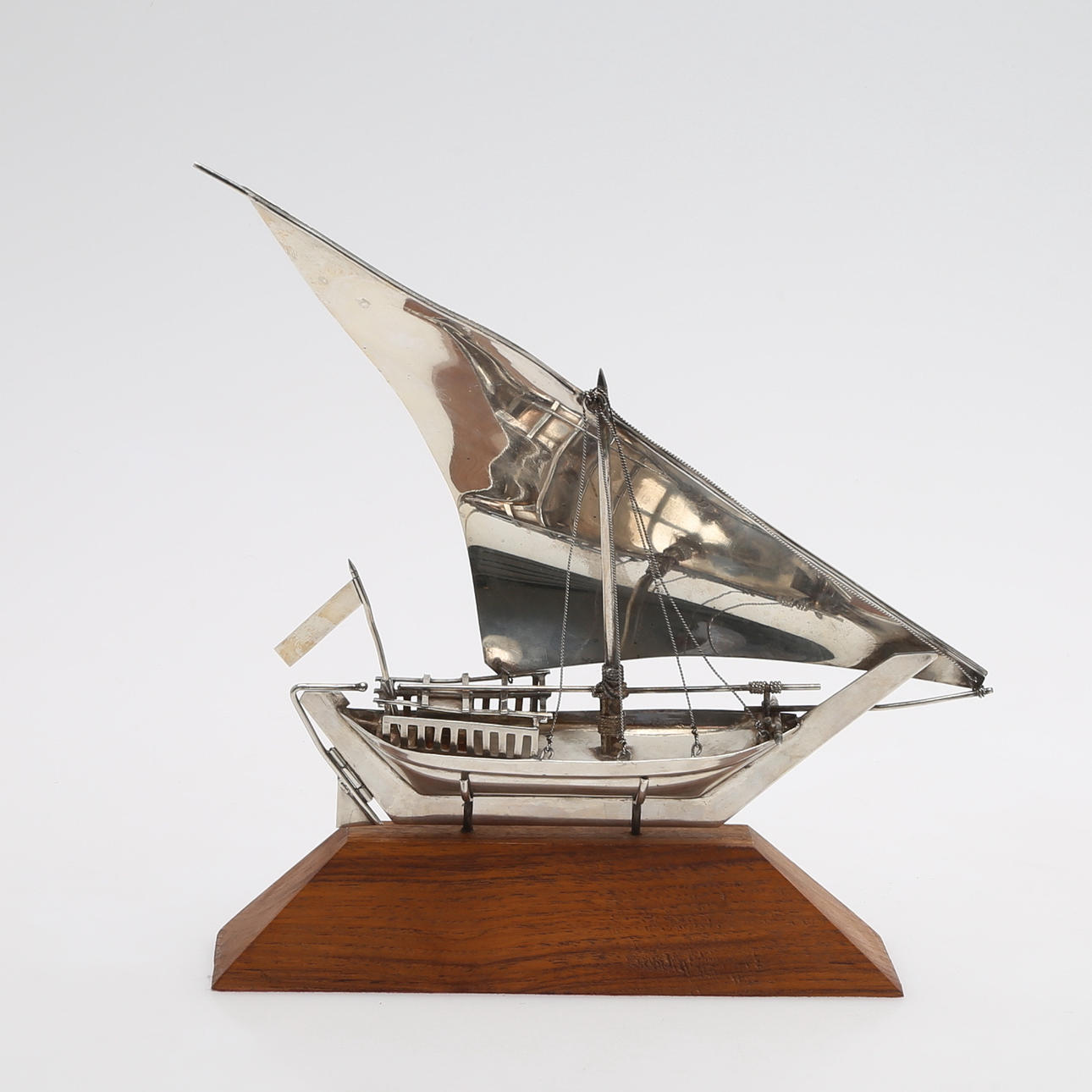 BARCO DE VELA EN MINIATURA, plata, longitud 20,5 cm.