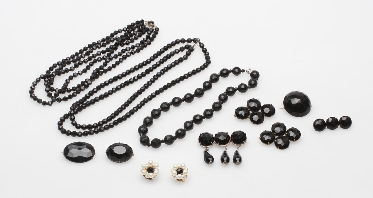 SMYCKEN. sk sorgsmycken, 12 delar, 1800/1900-tal.