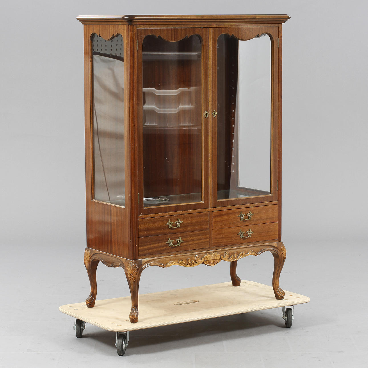 VITRINSKÅP, rokokostil, 1900-tal. Mahogny.