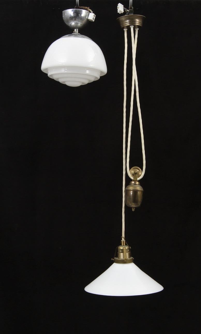 TAKARMATURER, 2st. Hisslampa i "Skomakaremodell" samt taklampa med kupa. 1900-tal.