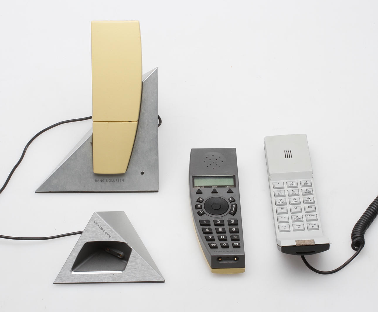 TELEFONER, 3 st, Bang & Olufsen, med tillbehör.