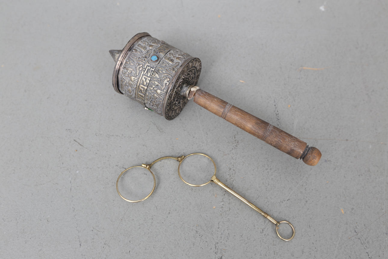 TORA RULLE og BRILLER, gult metal.