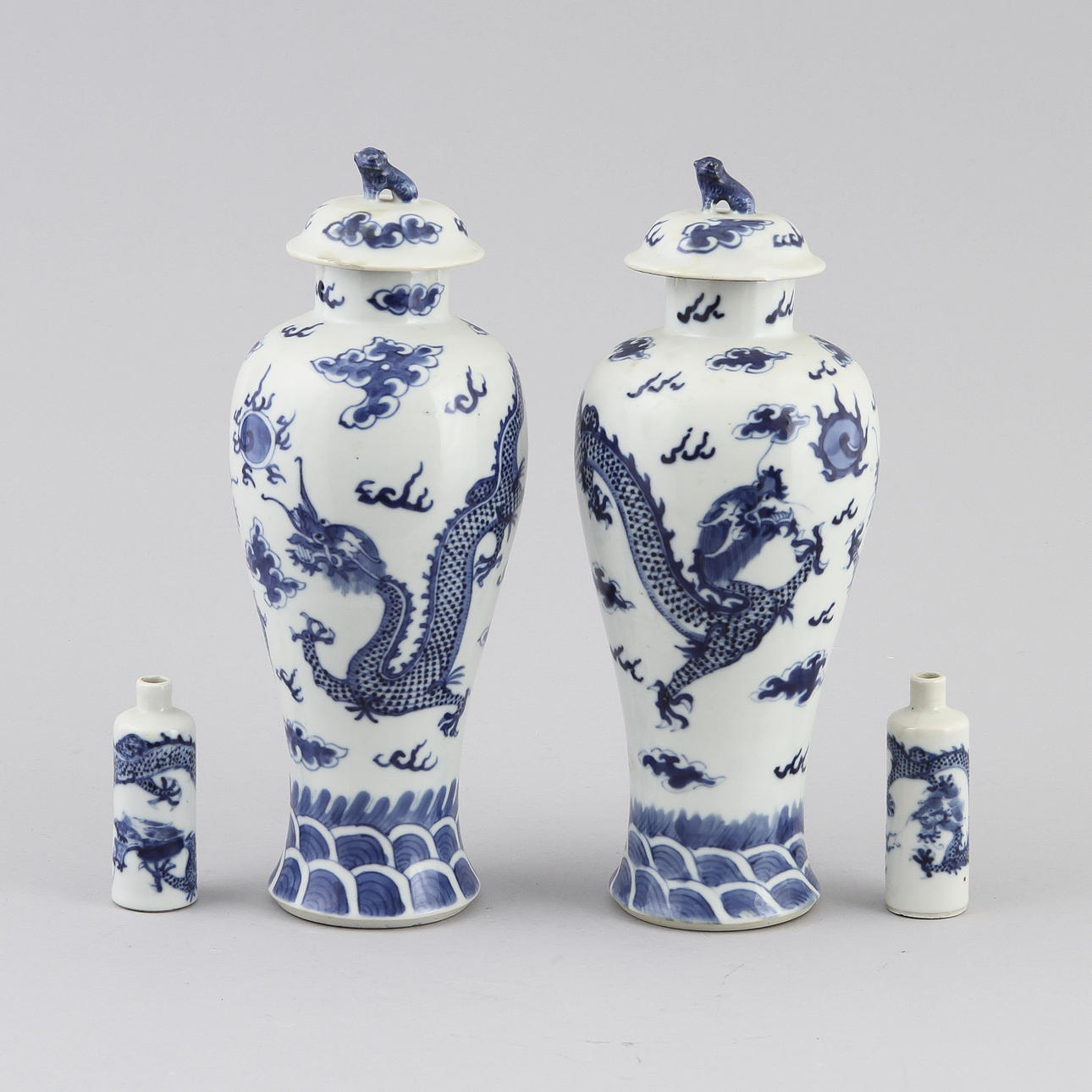 LOCKURNOR, 2 st, samt SNUSFLASKOR, 2 st, porslin, Kina, 1800-tal.