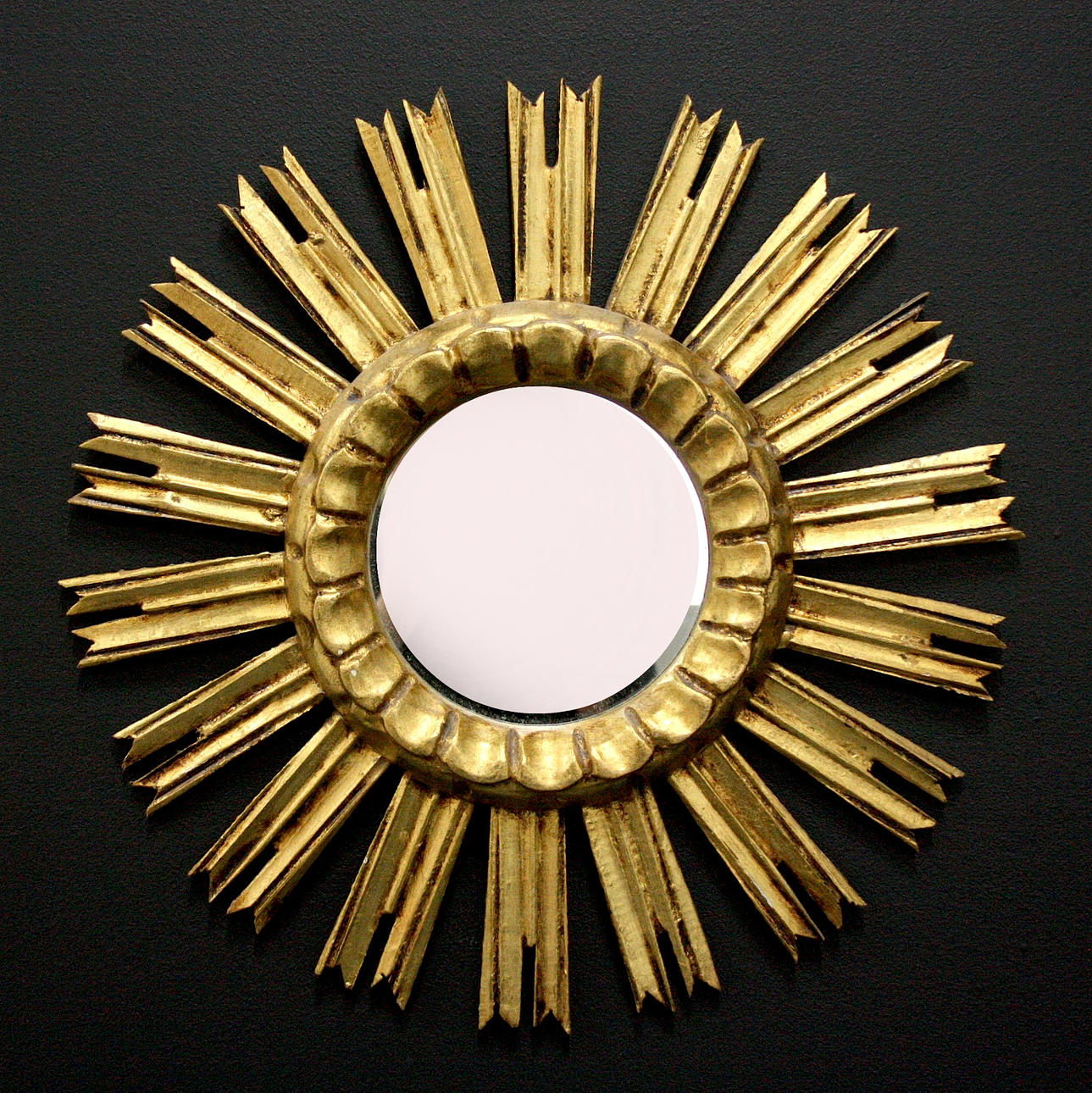 AURINKOPEILI, pronssoitua puuta.