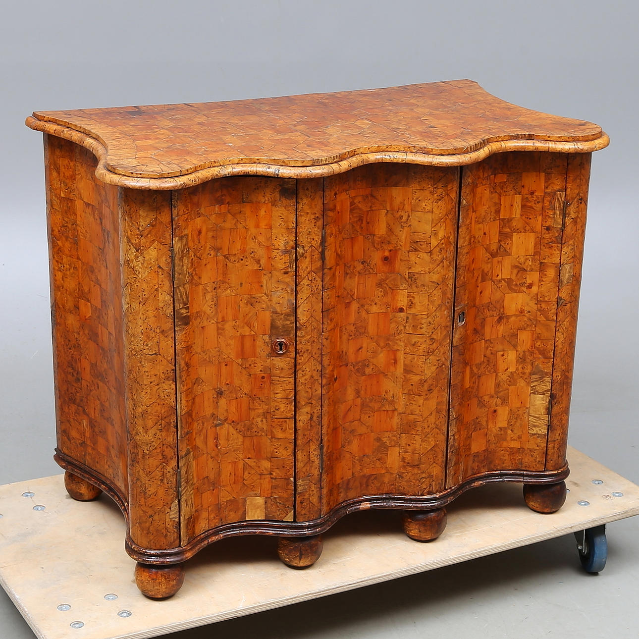 Còmoda, con puertas, barroco tardío, siglo XVIII.