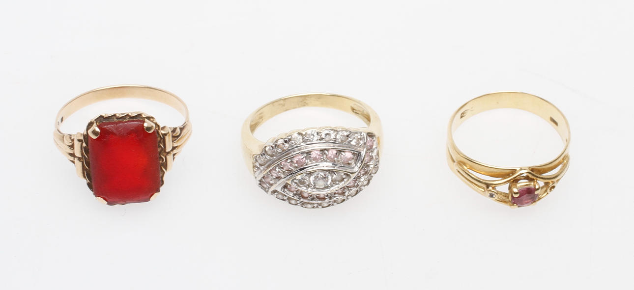 RINGAR, med stenar 3 st, 14-18k guld, total vikt ca 11,2 gr.