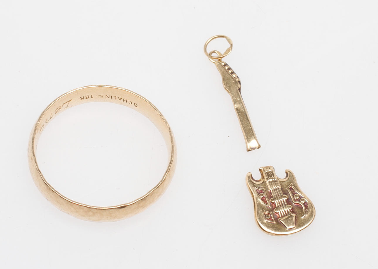RING samt BERLOCK, 18k guld, vikt ca 7,8 gr.