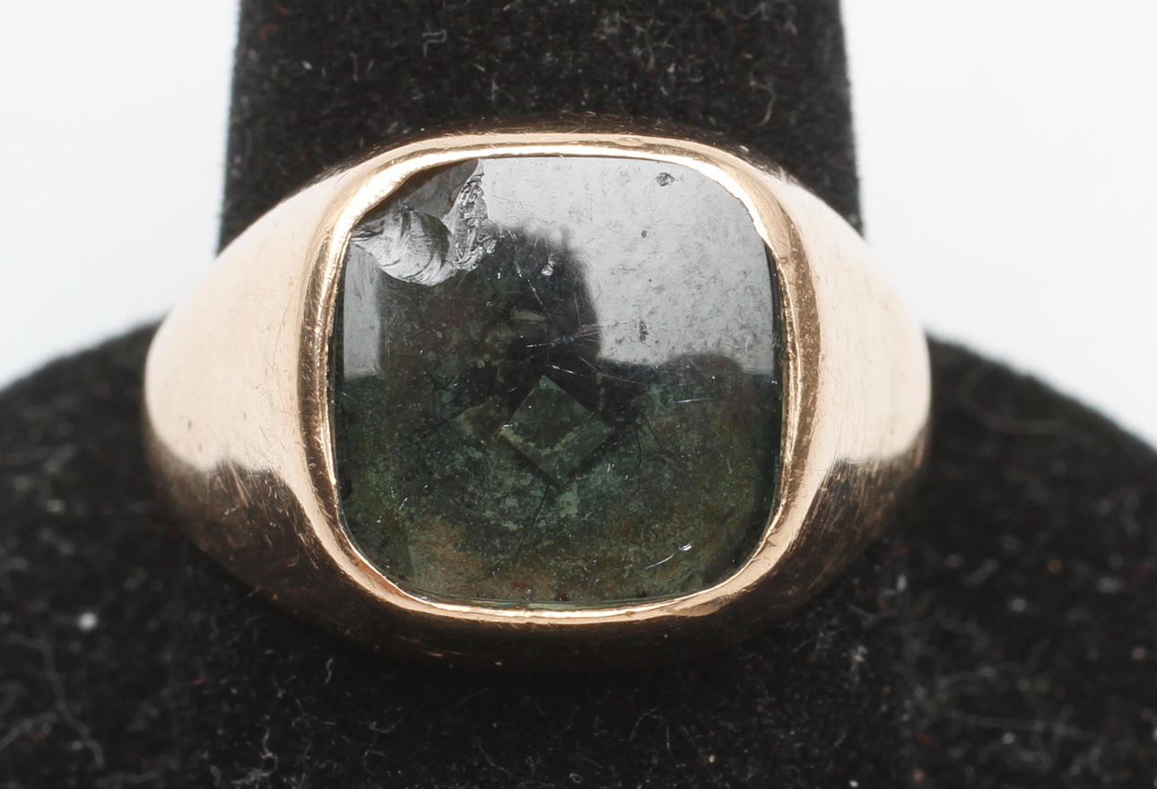 KLACKRING, 18k guld, med sten, total vikt ca 8,3 gr.