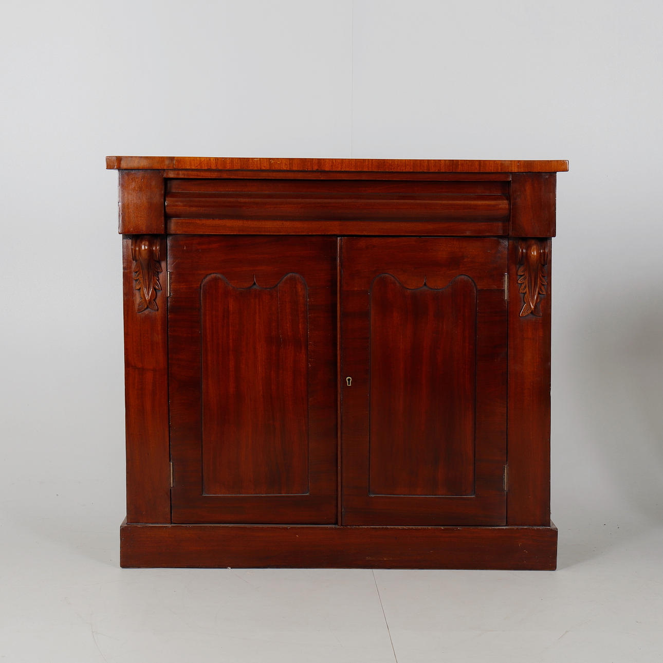 A VICTORIAN MAHOGANY CHIFFONIER.