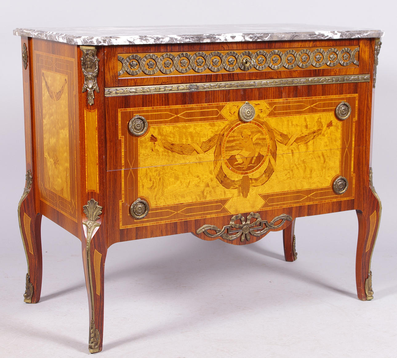 BYRÅ, 3-lådig, mahogny med intarsia, bronser, gustaviansk stil.