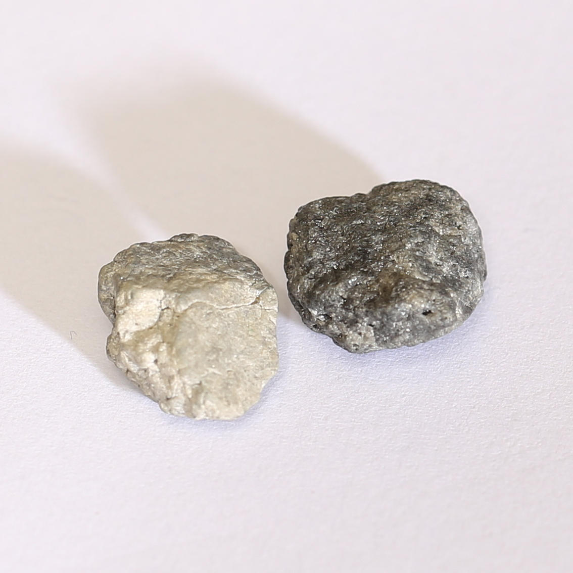 ROHDIAMANT, 2 Stück, Erz, 17,3 ct.