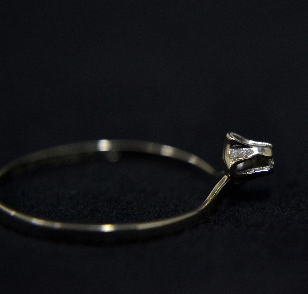 RING, enkeltstensring, v-form, 18k, diamant.