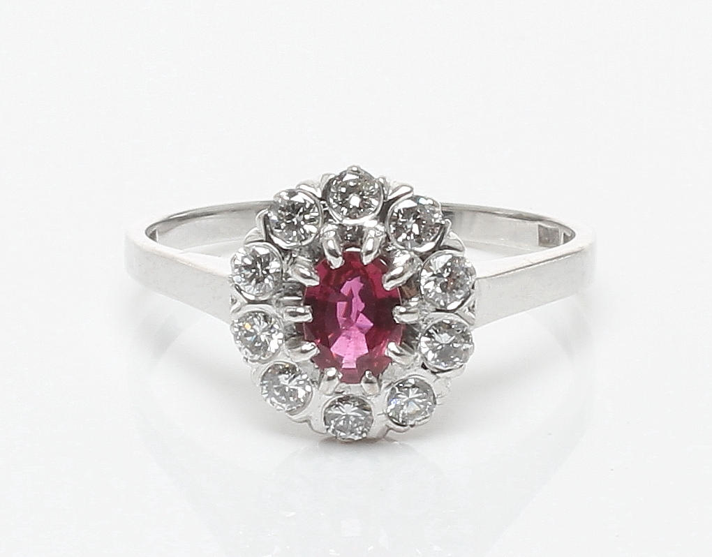 RING, 18k guld med rubin enligt gravyr 0,42ct samt diamanter totalt 0,50ct, otydlig mästarstämpel, Sverige, 1984. Vikt ca 4,4 gram.