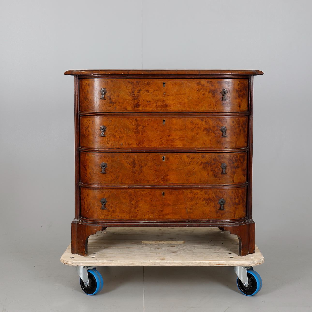 BYRÅ, VALNÖT, 1700-TALSSTIL.