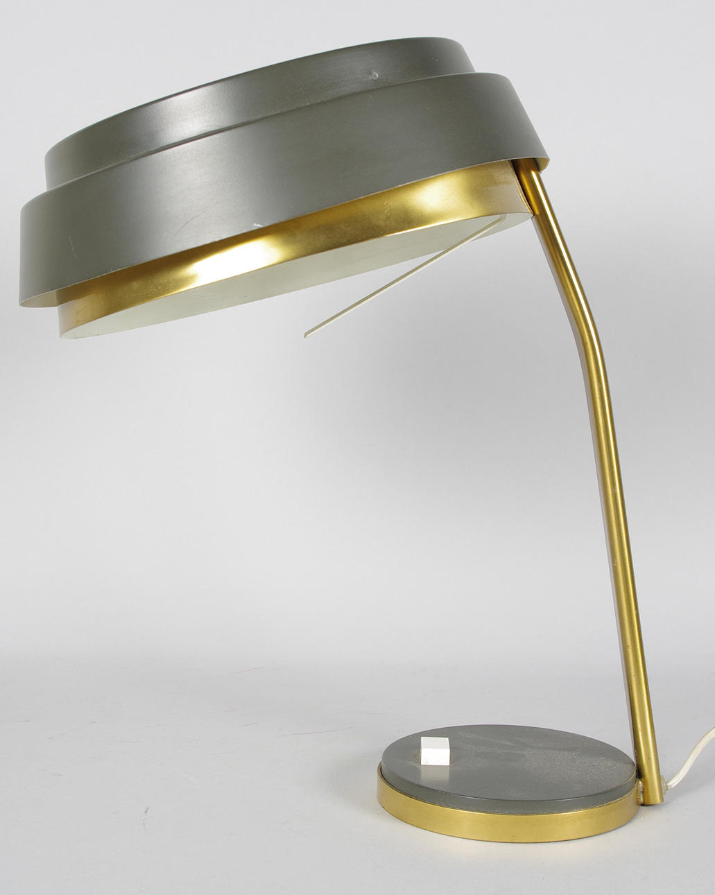 BORDSLAMPA, lackerad plåt/mässing.