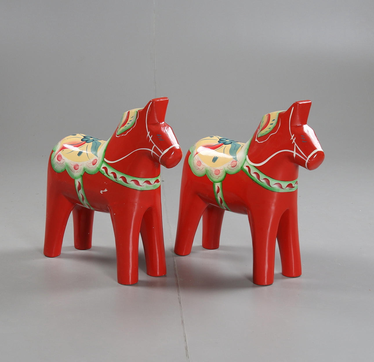 DALAHÄST, 2 st golvmodell, keramik, 1900-talets slut.