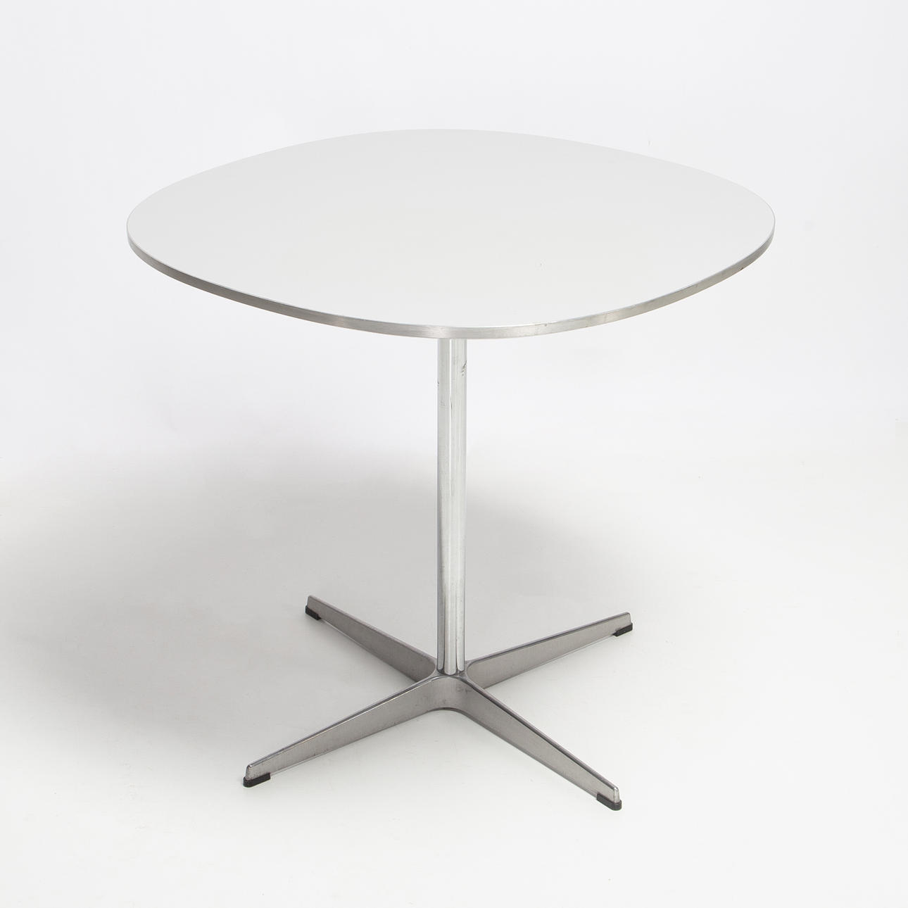 ARNE JACOBSEN. Tabelle „A603“.