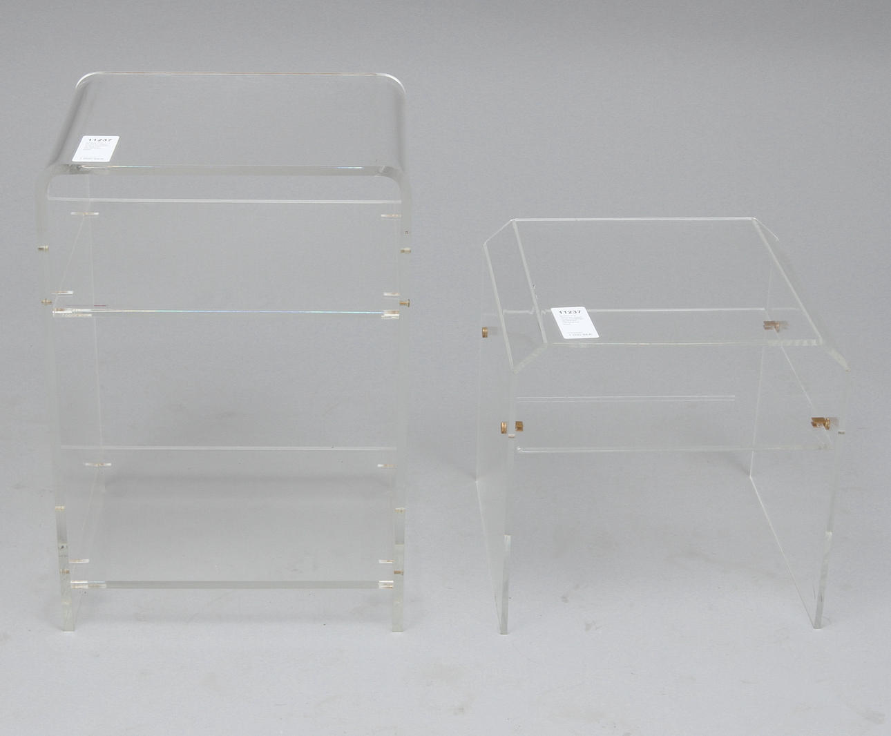 BORD, 2 st varav en märkt "Les invinsibles de Marais", transparent plast.