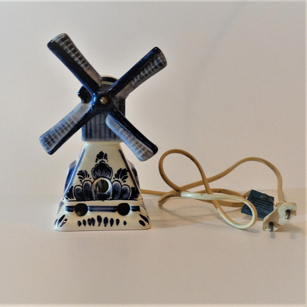 DELFT LAMPE, med vindmøllemotiv, omkring 1980.