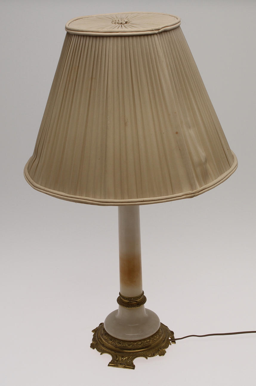 FOTOGENLAMPFÖTTER, sekelskiftet 18/1900, Alabaster samt keramik.