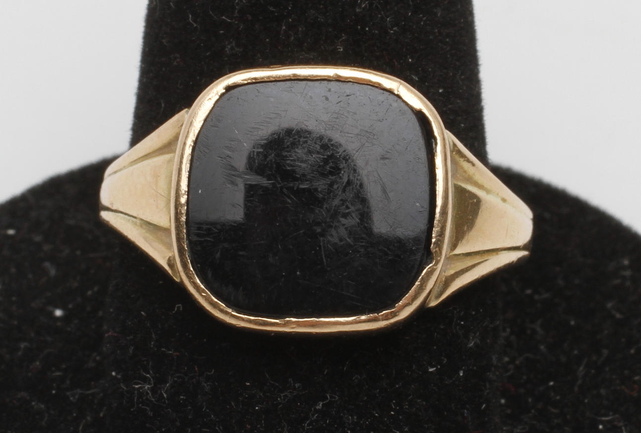 KLACKRING, 18k guld, med svart sten, total vikt ca 3,7 gr.