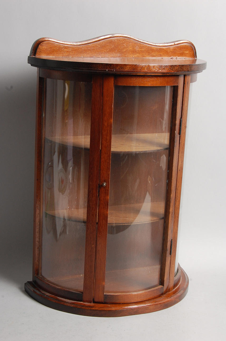 VÄGGSKÅP, 1900-tal.