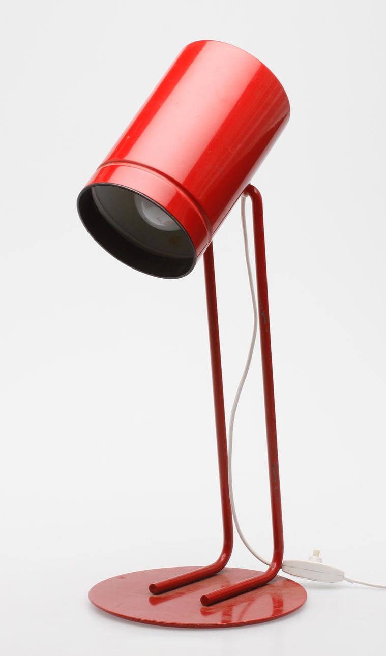 BORDSARMATUR, rödlackerad metall, Åhlèn & Holms. 1900-talets andra hälft.