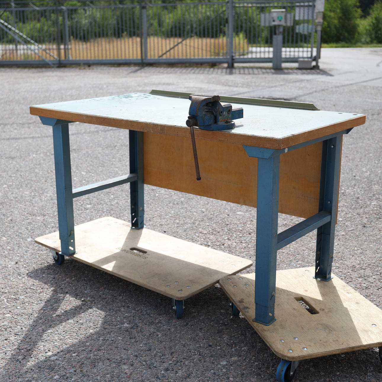 ARBETSBÄNK, med skruvstäd.