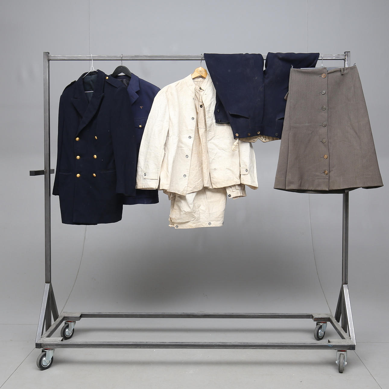 PARTES DEL UNIFORME, 7 piezas, incl. militar.