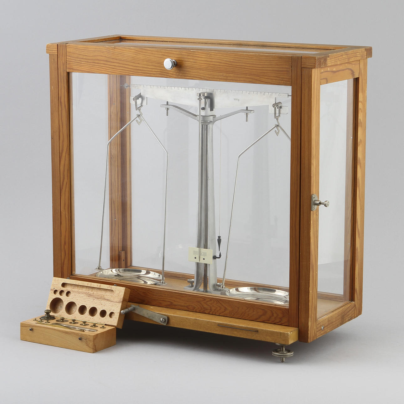 APOTEKSVÅG MED VIKTER.