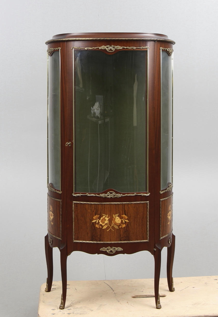 VITRINSKÅP, Rokokostil, 1900 tal.