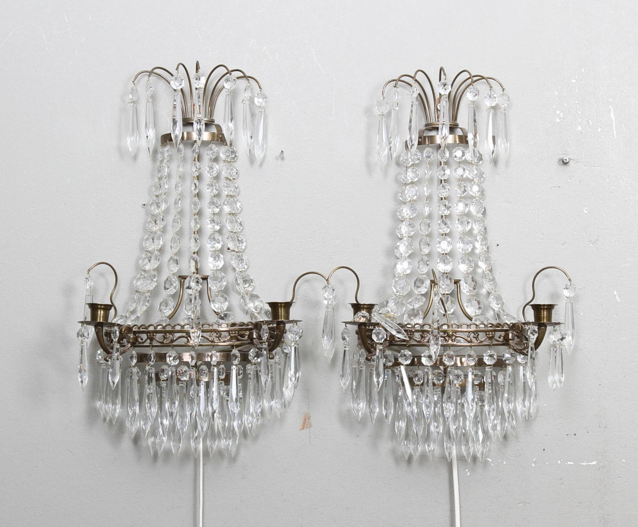 VÄGGLYSTER, ett par med prismor, empirestil, 1900 talets sista del.