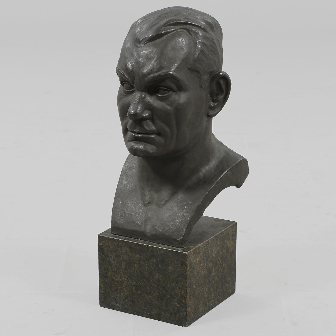 OKÄND KONSTNÄR, skulptur. Mansbyst. Brons på marmorfundament. Herman Bergman Bronsgjuteri Fud.