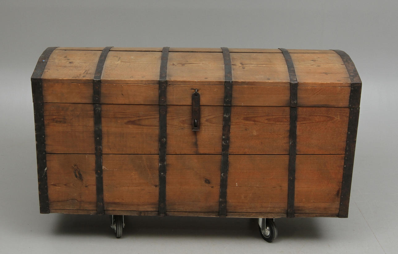 KISTA, med metallbeslag, 1900-tal.