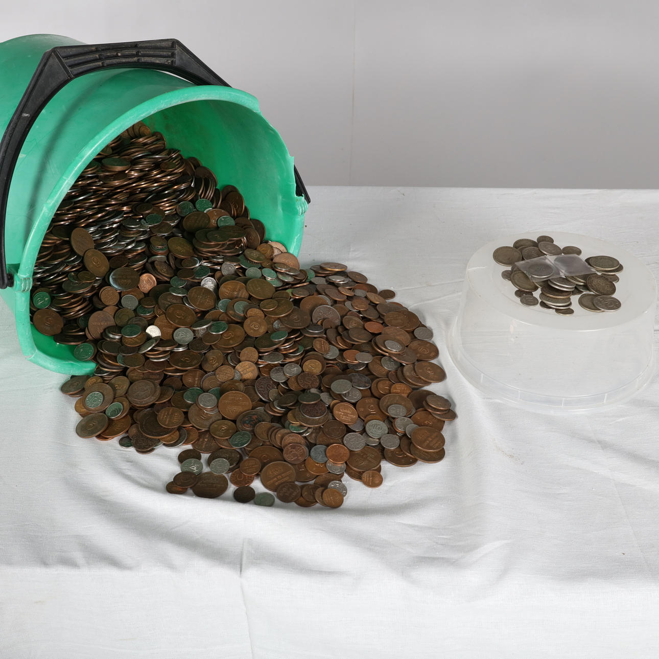 Silver, koppar och järnmynt.