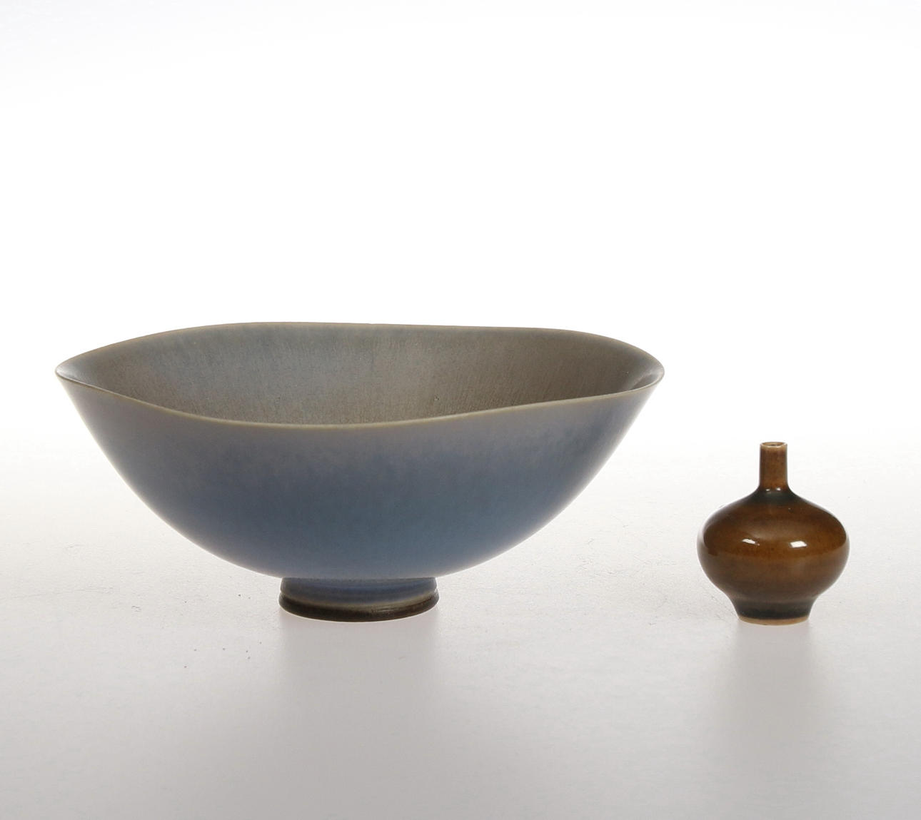 SKÅL, Stengods, Berndt Friberg, Gustavsberg. Vas, miniatyr John Andersson Höganäs.