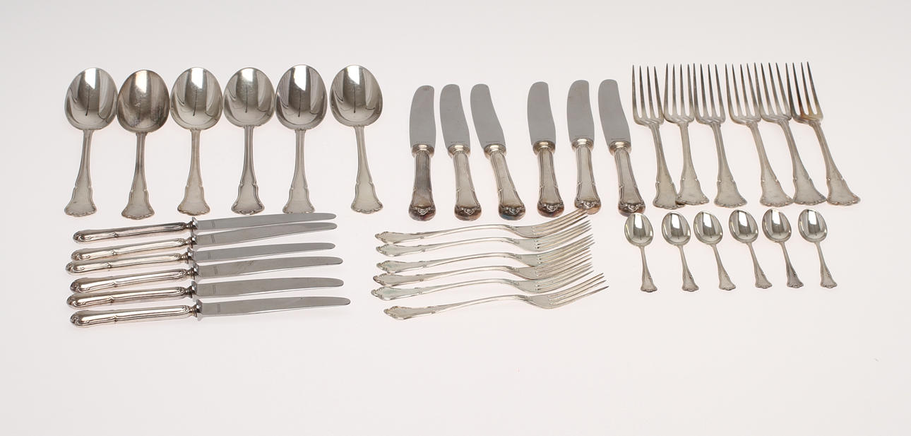 BESTICK, silver, 36 delar, importstämplat, 1900-tal. Vikt 747g + knivar 487g.