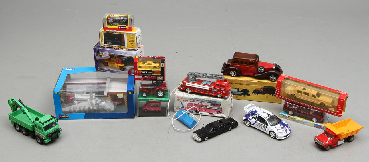 BILAR olika skalor, 15 delar. De flesta i originalkartong.