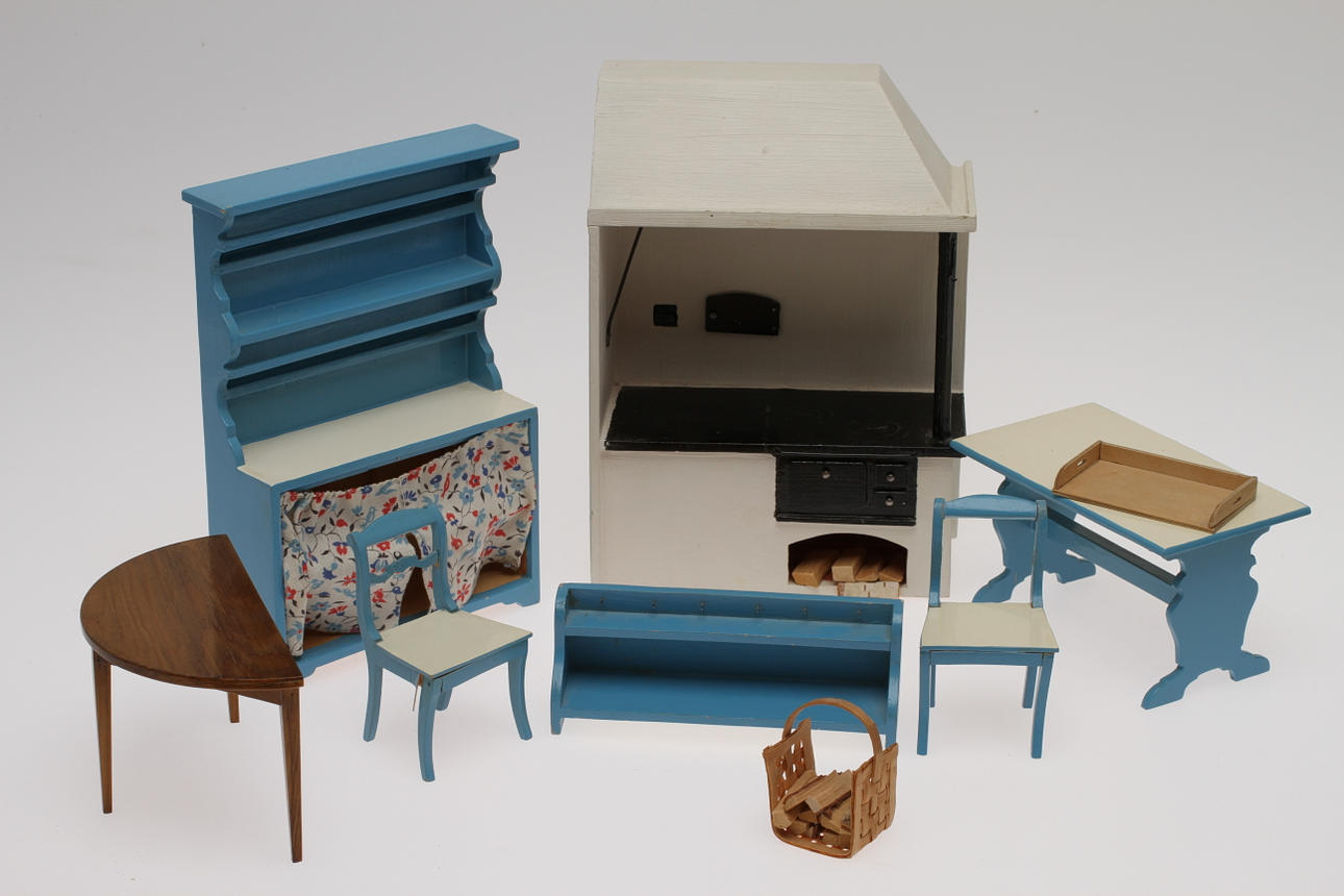 NOLBYN DOCKMÖBLER, KÖKSINREDNING med bockbord, spis, 2 stolar med mera.