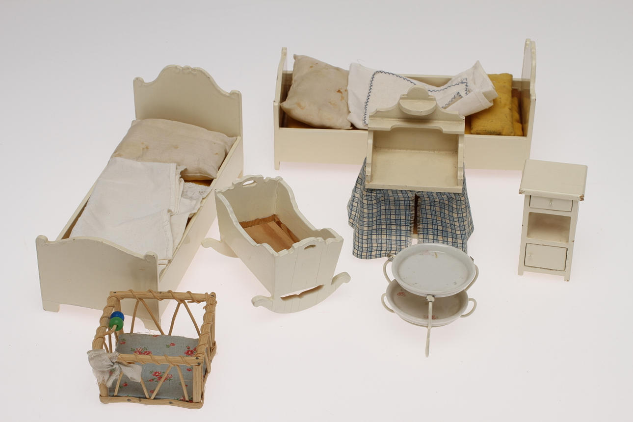 NOLBYN DOCKMÖBLER, SÄNGKAMMARMÖBLEMANG med sängar, vagga, tvättkomod med mera.