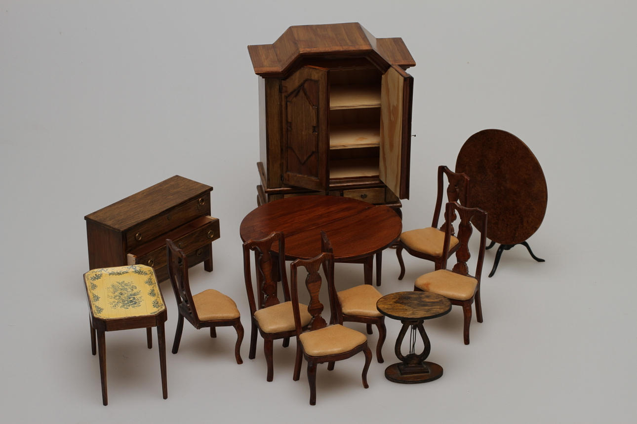 NOLBYN DOCKMÖBLER MATSALSMÖBLEMANG MED BAROCKSKÅP, ALROTSFÄLLBORD MÅNBORD, BYRÅ med mera.