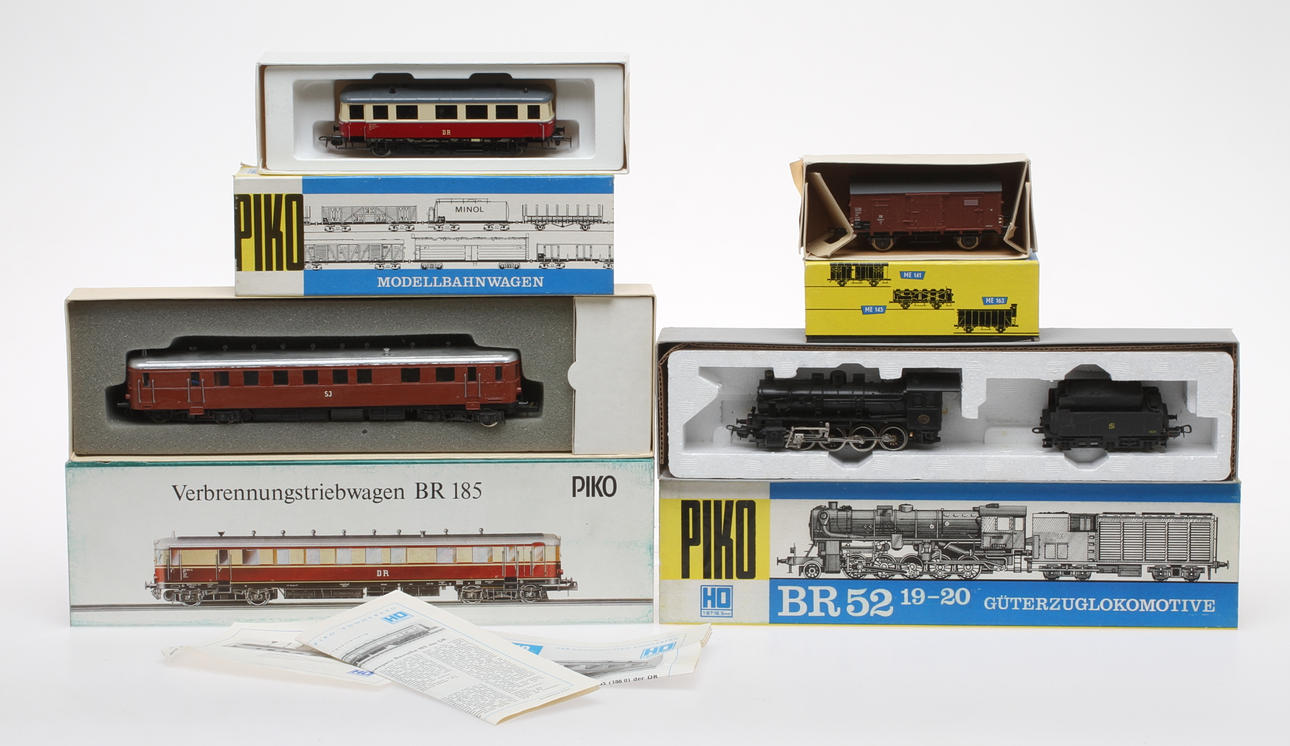 MODELLTÅG PIKO Rälsbuss BR 185, VT70 och ånglok BR 52, godsvagn i originalkartong.