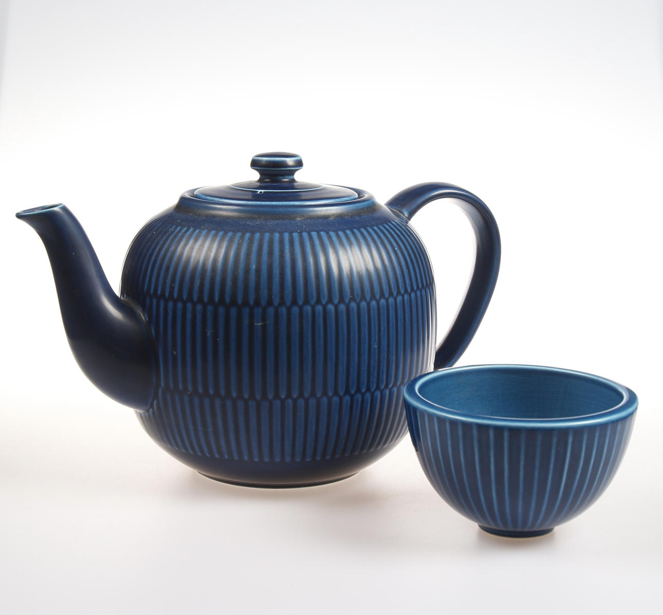 TEKANNA samt SKÅL, Aluminia, Royal Copenhagen, 1900-tal.