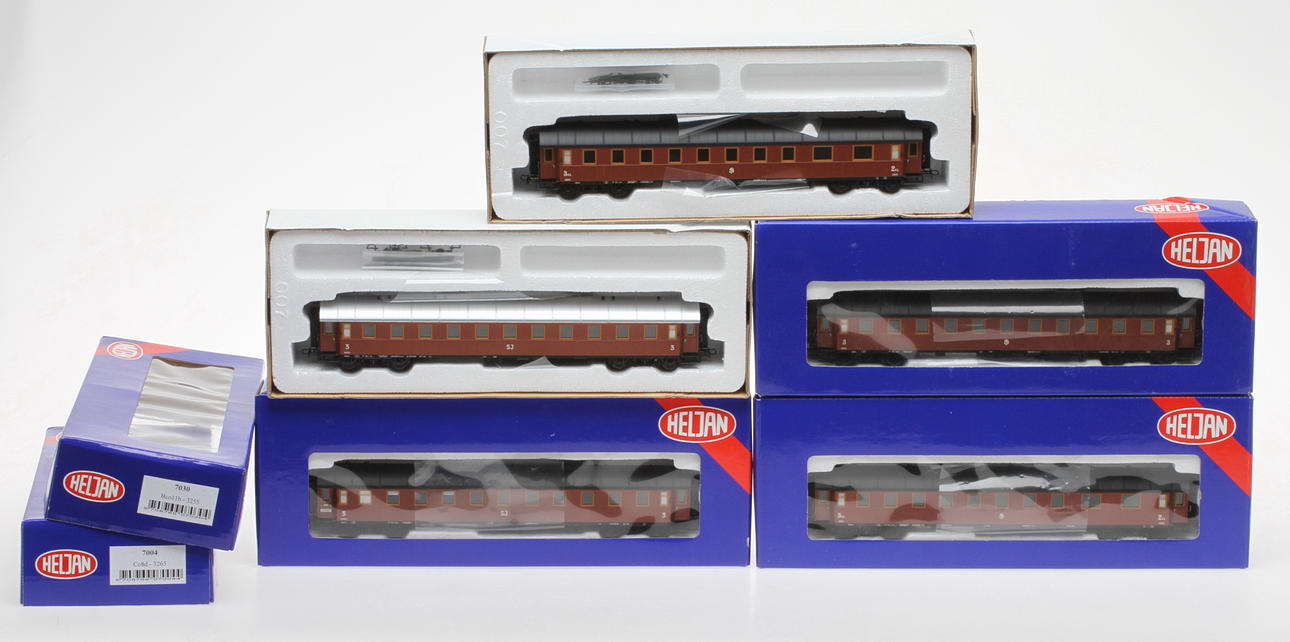 MODELLTÅG HELJAN 5 svenska personvagnar i originalkartong. 7002, 7004, 7025, 7030 och 7031.