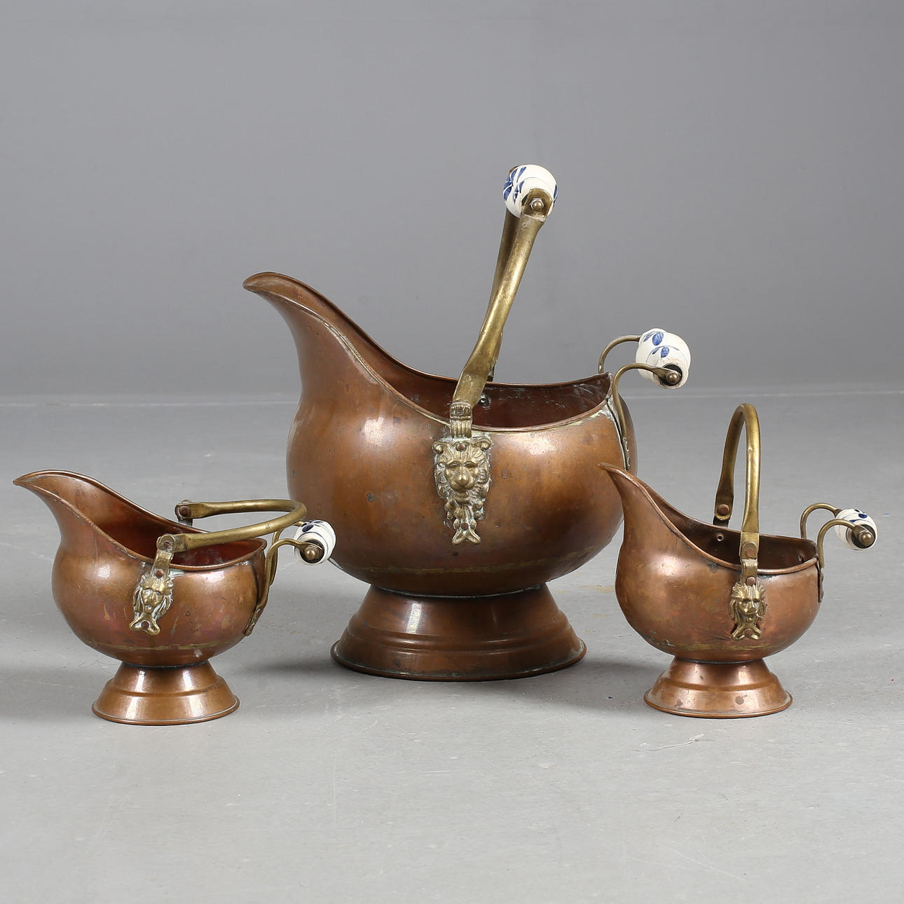 OBJETOS DE COBRE, 3 partes, cobre y porcelana.