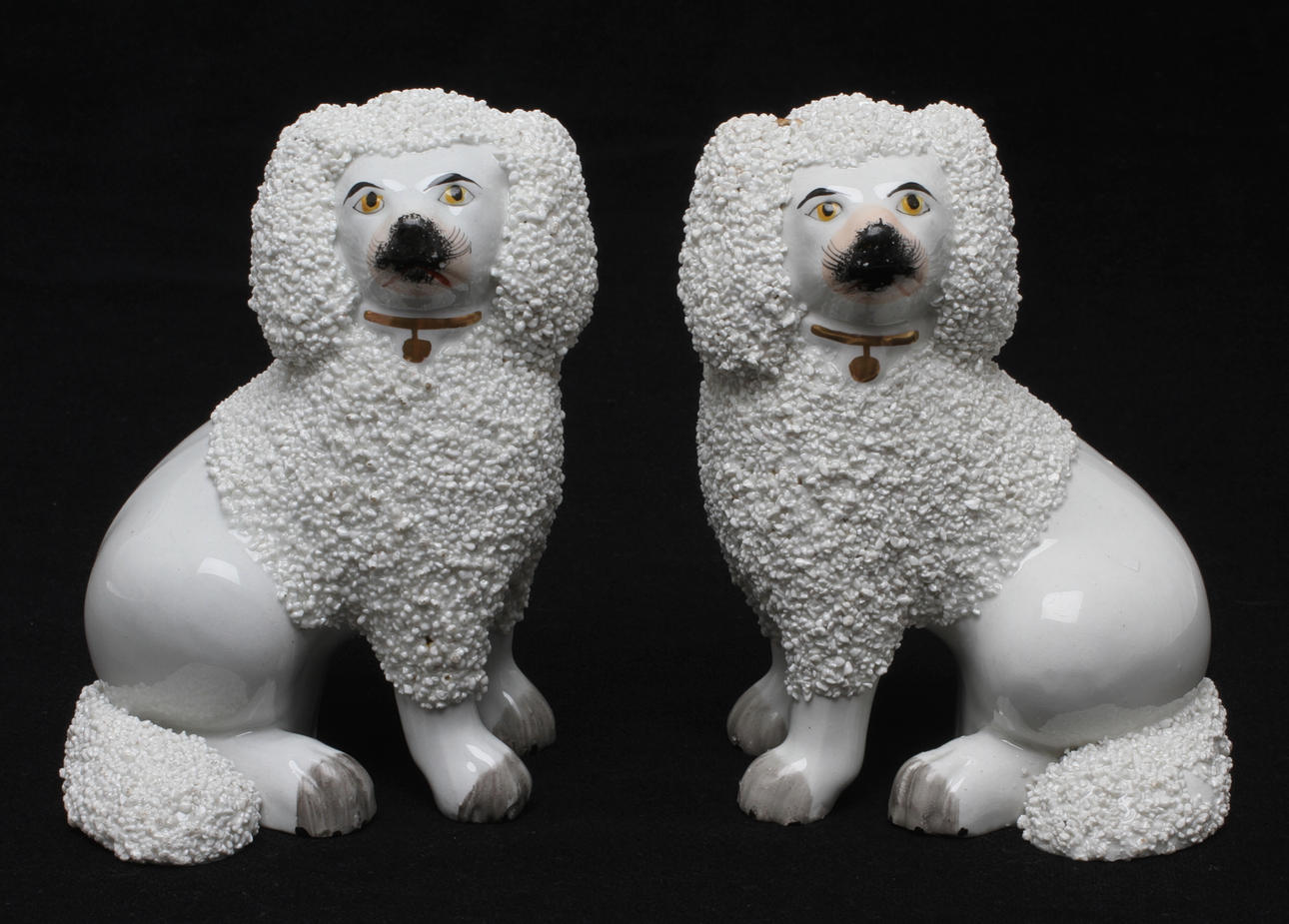 FIGURINER, 2 st, Hundar, porslin, trol England, 1900-tal.