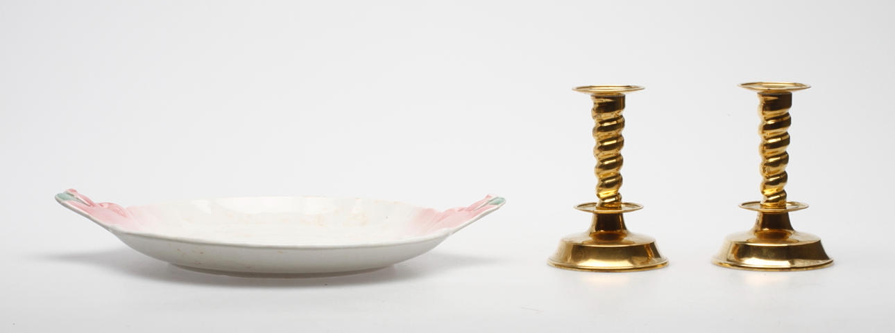 GRISFAT, Göteborg samt LJUSSTAKAR, ett par, mässing, 1900-tal.