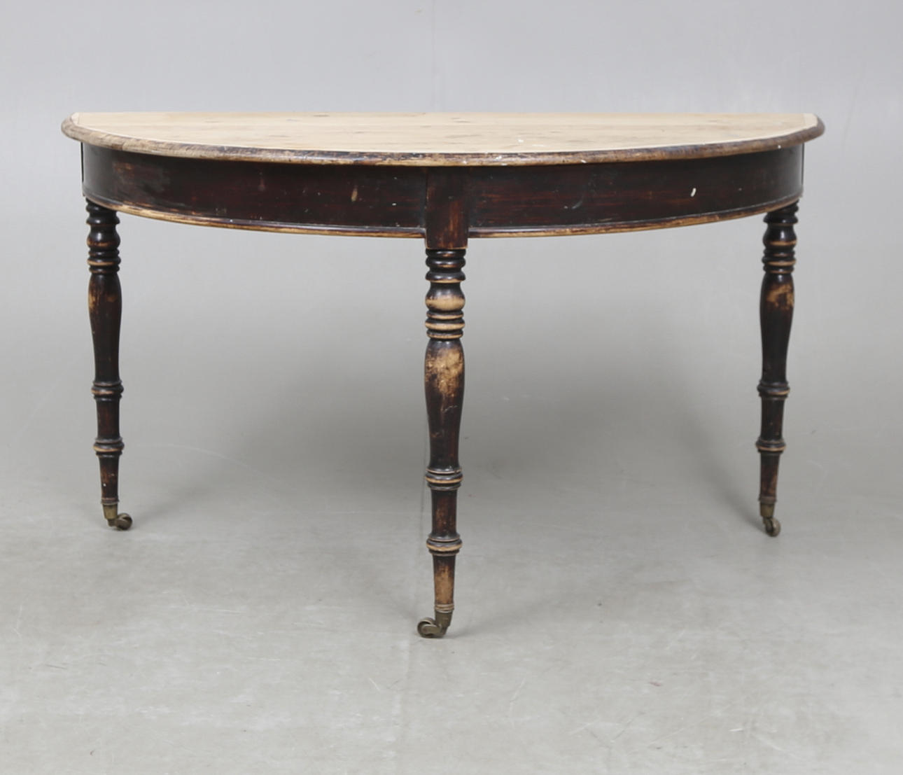 HALVMÅNE BORD, 1800-tal, på hjul.