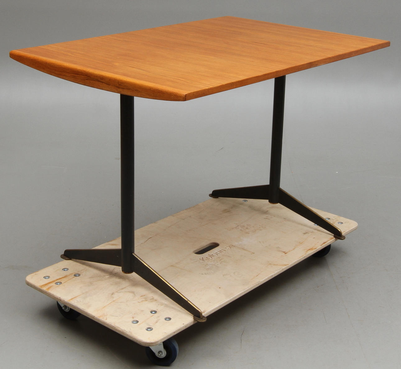 BORD med metallunderrede, 1900-talets andra hälft.