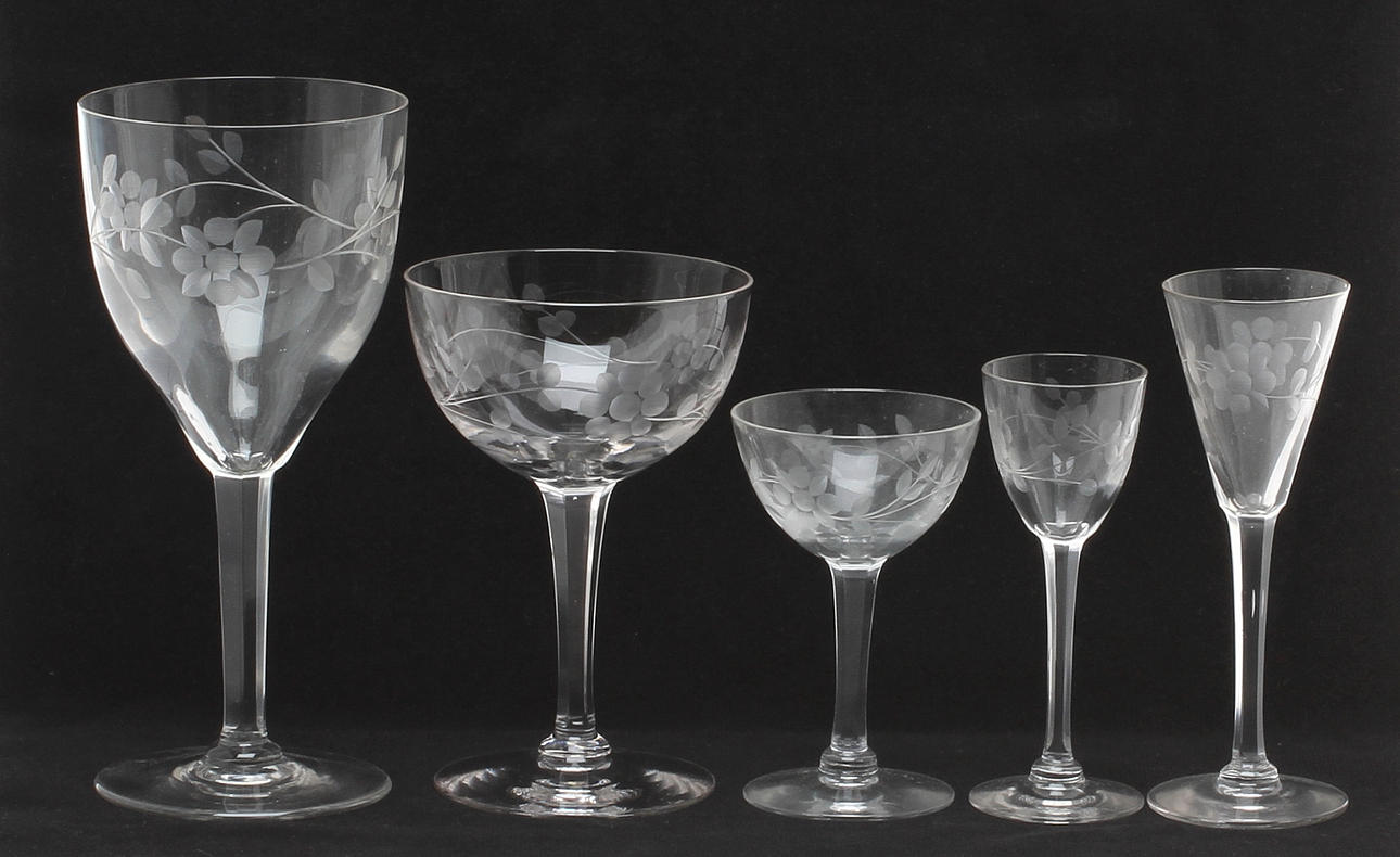 GLASSERVISDELAR, 33 delar, slipad dekor av blommor, 1900-tal.